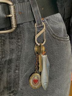 Outfit Accessories Aesthetic, Street Wear Accessories, Carabeaner Keychain, Cool Carabiner, Aesthetic Carabiner, Cute Carabiner, Carabiner Aesthetic, Carabiner Outfit, Car Key Aesthetic