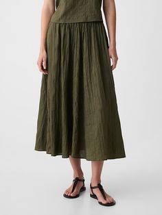 Textured Crinkle Pull-On Midi Skirt | Gap Summer Outfits Dresses Sundresses, Summer Outfits Curvy, Crinkle Skirt, College Outfits Summer, Boho Summer Outfits, Wedding Guest Dress Summer, Summer Dress Outfits, Black Wrap Dress, Green Skirt