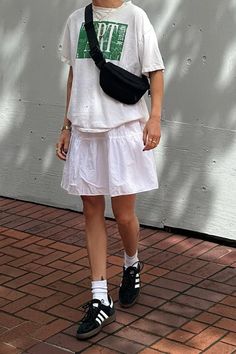 Oversized Tee Outfit, Oversized Outfit, Y2k 90s, Tee Outfit, How To Pose, Oversized Tee, How To Style
