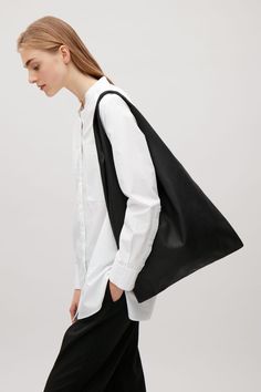 COS image 2 of Unstructured shopper bag in Black Tela, Shopper Bag Outfit, Hobo Bag Outfit, Cos Bags, Minimalist Bag, Minimal Outfit, Clothing Details, Bag Trends, Fashion Editorial