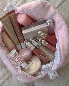 Flot Makeup, Stile Hijab, Makeup Bag Essentials, Makeup Needs, Fancy Makeup, Pretty Skin Care, Pretty Skin, Makeup Obsession, Makeup Items