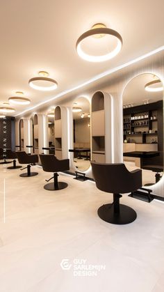 Beauty Salon Set Up Ideas, Saloon Set Up Ideas, High End Beauty Salon, Hair Salon Lights, European Salon Design, Mens Salon Interior Design, Beauty Salon Set Up, Boutique Salon Decor, Salon Stations Ideas