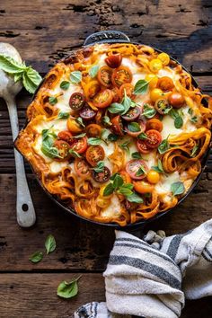 One Pot 30 Minute Creamy Tomato Basil Pasta Bake | halfbakedharvest.com #pasta #summerrecipes #onepot Creamy Tomato Basil Pasta, Creamy French Onion Pasta, Baked Pasta Recipes Easy, Pot Pasta Recipes, Easy Winter Recipes, Ground Turkey Pasta, Baked Cream Cheese Spaghetti, Enchilada Pasta, Baked Rigatoni