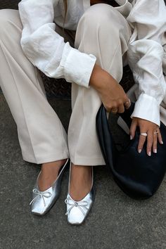 These ballerina shoes feature a square toe. They have a bow detail and a padded inner sole. Ballerina Flats Street Style, Silver Flats Outfit, Ballerinas Shoes Outfit, Silver Shoes Outfit, Silver Ballerina Flats, Ballet Flats Outfit, Kitten Heel Ankle Boots, Pointed Ballet Flats, Silver Outfits