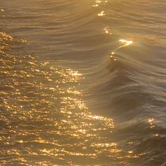 the sun shines on the water and reflects off the waves
