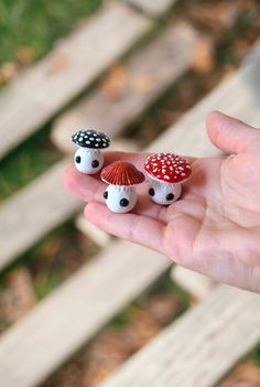 Small mushroom figurines with big black eyes in the palm of a hand Mushroom Sculpture Polymer Clay, Air Dry Clay Projects Mushrooms, Small Clay Frog, Small Clay Mushroom, Miniature Sculpture Clay, Cute Clay Ornaments, Clay Crafts Figures, Tiny Clay Mushrooms