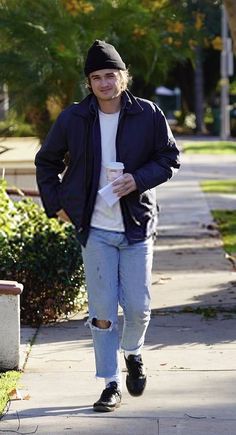 Joe Keery Street Style, Joe Keery Outfits, Joey Keery, Leng Celebs, Stranger Things Joe Keery, Aesthetic Male Outfits, Shawn Spencer, Joe Kerry, St Joes