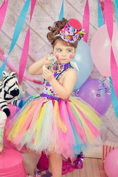 fantasia infantil palhacinha, fantasia infantil circo, fantasia carnaval infantil palhacinha Flower Tutu, Circus Dress, Clown Party, Cowgirl Couture, Candy Costumes, Candy Birthday, Flower Costume, Halloween Tutu, Circus Birthday Party