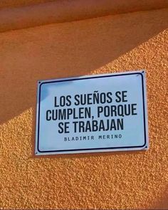 a sign on the side of a building that says, los suenos se cumplen porque se trabaan
