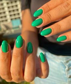 the perfect green nails Multi Orange Nails, Fun Nail Polish Colors, Bright One Color Nails, Orange Stripe Nails, Solid Color Acrylics, Kelly Green Nails, Green Blue Nails, Summer Green Nails, Acrylic Dip Nails