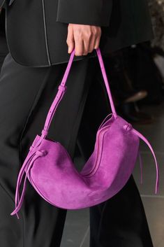 Edgy Handbags, Bag Trends 2023, Yuzefi Bag, Fall 2023 Fashion, Edgy Bags, 2023 Fashion Show, Purple Bag, Trends 2023, Mode Ootd