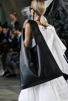 The 6 Need-To-Know Bag Trends For 2019 Everyday Handbag, Latest Bags, Black Leather Handbags, Shoulder Purse, Primavera Estate, Look Fashion, Trending Shoes