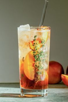 Rooibos mocktail Herbal Tea Mocktail, Rose Mocktail Recipe, Bitter Mocktail, Tea Mocktail Drink Recipes, Beautiful Mocktails, Rooibos Recipes, Mocktail Inspiration, Mocktail Aesthetic