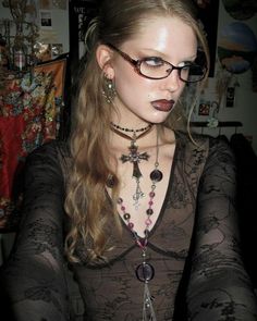 Croquis, Vampy Outfits Aesthetic, Goths With Glasses, Vampy Aesthetic, Vamp Makeup, Bayonetta Glasses, 90s Makeup Look, Clean Girl Makeup, Final Girl