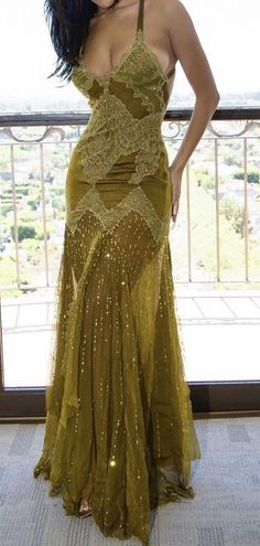 Wedding Dresses Non Traditional Color, Beautiful Unique Dresses, Victorian Style Aesthetic, Dresses European Style, Colorful Vintage Dress, Disco Inspired Dress, 70s Inspired Formal Dress, Y2k Dress Prom, 80s Designer Fashion