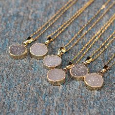 SALE Round Agate Druzy Necklace Handmade Drusy par KittyGemShop Seni Resin, Geode Necklace, Birthday Jewelry, Gelang Manik, Druzy Necklace, Necklace Wedding, Gold Necklaces, Pretty Jewellery, Party Birthday