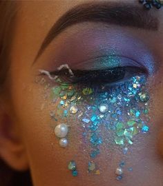 15 Ideas para maquillarte como sirena en Halloween | Tu en línea Siren Makeup Mermaid Halloween Costumes, Ocean Faerie, Siren Makeup Halloween, Mermaid Makeup Aesthetic, Mermaid Fantasy Makeup, Water Costume, Fantasy Make-up, Glitter Halloween, Halloween Fairy