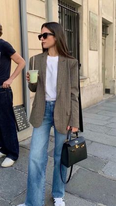 Formal Outfits Winter Women, Birkin Bag Styling, How To Dress Up Classy, Contemporary Outfits Fashion, Professional Fashion Outfits, Office Looks With Jeans, Classic Creative Style, Modern Millennial Outfits, Old Money Style With Jeans