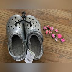 Nwt Woman Crocs In Silver Color Size J6, Plus 10 New Pink Pin Pink, Pink Pin, Women's Crocs, Crocs Shoes, Silver Color, Kids Shoes, 10 Things, Silver, Color