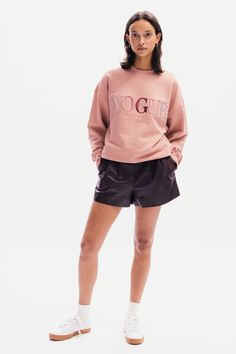 Felpa VOGUE rosa antico con logo | Collezione Dusty Pastels – VOGUE Collection Italia Colourful Logo, Rainbow Logo, Old Pink, Color Rosa