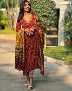 Straight Kurti Designs, Salwar Kameez Wedding, Flared Anarkali, Asian Suits, Palazzo With Kurti, Red Anarkali, Indian Anarkali, Kurti Palazzo