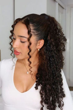 Looking for stunning curly hair updos ideas? Check out these 20 fabulous styles that will make you fall in love with your curls all over again! Half Up Curly Hairstyles, Pineapple Hairstyle, Curly Hair Fringe, Loose Curly Hair, Curly Pixie Haircuts, Curly Prom Hair, Wavey Hair, Bob Haircut Curly, Different Curls