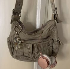 Messenger Bag Aesthetic School, Messenger Bag Outfit, Cute Messenger Bags, Y2k Bags, Aesthetic Grunge Outfit, Hair Clothes, Jewelry Outfit