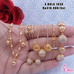 Antique Gold Jewelry Indian, Daughter Jewelry, Gold Chain Jewelry, Antique Gold Jewelry, Neck Jewellery, Indian Wedding Jewelry, Gold Jewelry Indian, Bridal Bracelet