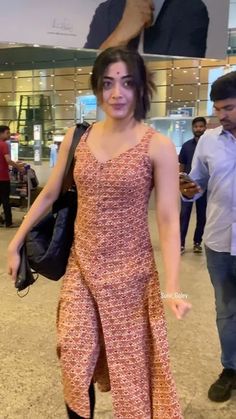 Sleeveless Kurtis, Sleeveless Kurti Designs, Actors Fashion, Airport Mumbai, Lehenga Ideas, Kurti With Jeans, Traditional Ideas, Cotton Blouse Design