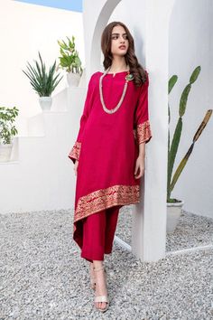 Desi Clothes Wedding, Long Kurti Patterns, Kurta Patterns, Heavy Dresses, Pakistani Formal Dresses, New Designer Dresses, Boho Style Outfits, Beautiful Pakistani Dresses, Cotton Kurti Designs