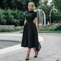 Sukienki Maksi, Conservative Dresses, Vintage Swing Dress, Vestidos Retro, Black Dresses Classy, Big Swing, Vintage Midi Dresses, Elegant Black Dress, Vintage Black Dress