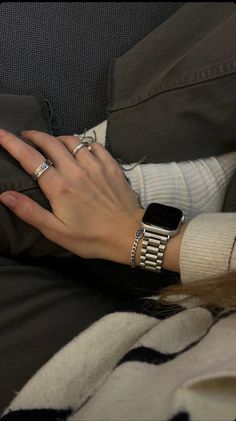 Silver Apple Watch With Gold Jewelry, Watches Aesthetic Woman, Apple Watch Classy, Gold Apple Watch Aesthetic, Styling Apple Watch, Watches Women Aesthetic, Apple Watch Stack, Classy Apple Watch, Smart Watch Aesthetic