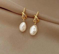 Pearl earring, handcrafted 18K gold plated natural baroque pearl earring. We live in river collection. Gems Info: freshwater cultured pearl, white keshi pearl with gold plated edge. Diameter: 33mm(pearl) Length: 1 " Weight: 19.5 gram Fastening: gold plated stud Each one of our creations is crafted by hand, requiring 3-5 days handmade time before shipping, ensuring that no two pieces are alike, just like the individuality of our customers. Modern Pearl Jewelry, Golden Fashion, Earrings Golden, Jewelry Accessories Ideas, Light Earrings, Baroque Pearl Earrings, Jewelry Lookbook, Classy Jewelry, Girly Jewelry