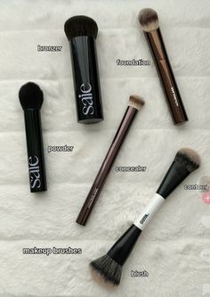 Makeup Base Products, Makeup Essentials List, Makeup Brushes Aesthetic, Haut Routine, Alledaagse Outfits, Makeup Brushes Guide, Makeup Accesories, Makeup For Black Skin, Makeup Help