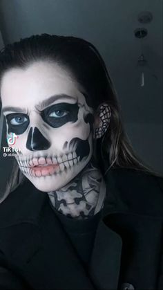 Skeleton Makeup Aesthetic Easy, Pretty Skull Halloween Makeup, Skull Makeup American Horror Story, Neck Skeleton Makeup, Skeleton Teeth Makeup, Realistic Skeleton Makeup, Skull Neck Makeup, Skeleton Makeup Tate, Skeleton Make Up Aesthetic