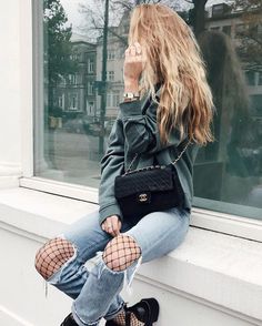 Ripped knee jeans, fishnet tights and chunky boots | winter fashion | winter style | winter outfit | streetstyle Haute Couture, Cute Outfits With Tights, Fishnet Outfits, Winter Mode Outfits, Ripped Knee Jeans, Mode Tips, Blazer Outfit, Winter Stil, Fishnet Tights