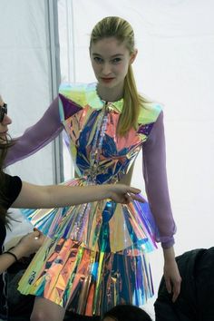 this DRESS Futuristic Dress, Punk Girls, Raver Girl, Hussein Chalayan, Space Fashion, Kleidung Diy, Futuristic Fashion, Future Fashion