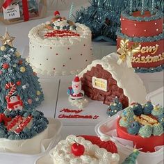 there are many christmas cakes on the table