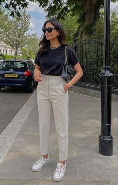 HOW TO WEAR SMART CASUAL OUTFITS - valemoods Smart Casual Work Outfit, Smart Casual Women, Business Casual Outfits For Work, Casual Work Outfit, Smart Casual Outfit