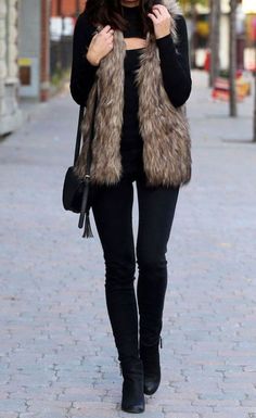 Femine Style, Fur Vest Outfits, Comfy Jeans Outfit, Fur Outfit, Winter Mode Outfits, Fur Vests, Pullovers Outfit, Boots Outfits, Pullover Outfit