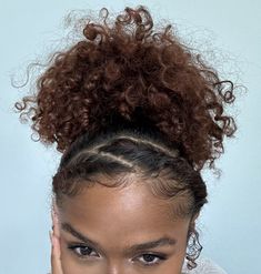 Cheerleading Hairstyles Curly Hair, Cute Vet Tech Hairstyles, Front Flat Twist Hairstyles, Short Natural Hairstyles Curly, Curly Hairstyles With Twists, Braid Back Bun, Steffy Forrester Outfit, Boricua Hairstyles, Natural Hair Up Dos Black Women