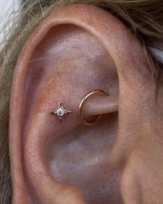 Piercings Ears Ideas, Stacked Lobe Piercing Jewelry, Gold Flat Piercing, Delicate Piercings Ear, Top Orbital Piercing, Multiple Lobe Piercing Ideas, Piercings Labeled, Silver Piercing Stack, Multiple Ear Piercings Unique