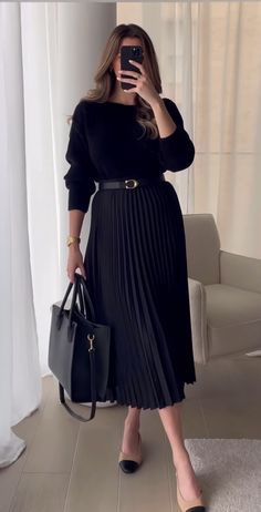 Winter Styles For Women 2024, Women Office Outfits Skirt, Winter Elegant Outfits Women, Elegant Outfit Winter Classy, Old English Outfit, Romantic Preppy Style, Classy Casual Outfits Chic, Business Casual Outfits Flats, Business Casual Outfits For Work Women