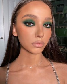 Lavander Eyeshadow Look, Up Till Dawn Morphe Looks, Bright Green Eyeshadow, Bold Eye Makeup Looks, Id Makeup, Wave Makeup, Fest Smink, Editorial Make-up, Weeding Makeup