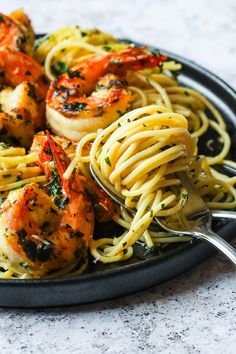 Easy and elegant Lemon Spaghetti with Shrimp. This bright and flavourful lemon pasta dish is tossed with pan seared jumbo shrimp that are marinated in an Italian gremolata sauce. Spaghetti With Shrimp Recipes, Gremolata Sauce, Spaghetti With Shrimp, Pasta Food Recipes, Recipes Chili, Lemon Curd Cake, Cake Pizza, Lemon Spaghetti, Pizza Sandwich