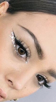 Makeup Looks With Gems Rhinestones, How To Apply Rhinestones To Face, Diamond Under Eye Makeup, Make Up Diamonds, Eye Makeup Gems, Make Up With Diamonds, Eye Looks With Rhinestones, Eyeliner With Gems, Makeup Ideas With Gems