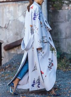 Flower power. Looks Pinterest, Walking Down The Street, Winter Mode, Women Overcoat, Mode Chic, Stil Inspiration, Inspiration Mode, Weight Lose