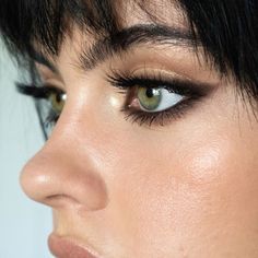 Mekap Mata, Flot Makeup, Maquillage On Fleek, Eyeliner Tips, Alyssa Edwards, Makeup Looks For Green Eyes, Smokey Eyeliner, Smink Inspiration, Beauty Make-up