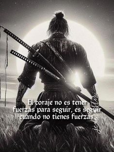 a man holding two swords in front of a full moon with the words el coraje no es tem