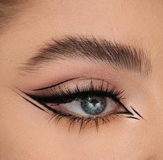 Cool Simple Makeup Looks, Black And Pink Eyeliner Looks, Fallen Angel Makeup Look, Cool Makeup Looks Creative Eyeliner, Creative Makeup Looks Inspiration, Unique Makeup Ideas Creative, Hot Eyeliner, Teknik Makeup